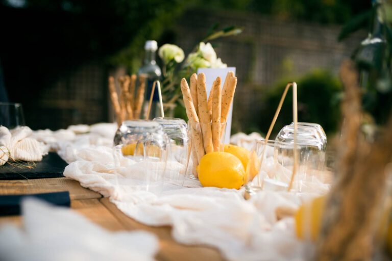 Festliche Dekorationen der Hochzeit im eigenen Garten