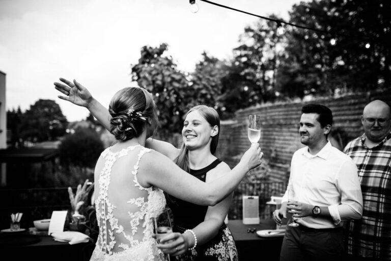 Romantischer Empfang: Der romantische Empfang im Garten setzt den perfekten Auftakt für eine unvergessliche Gartenhochzeit in Roßdorf.