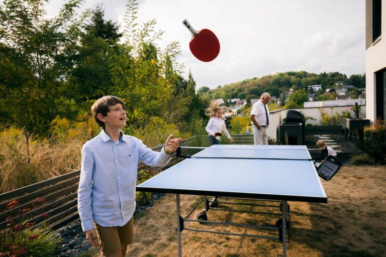 Kinder spielen Tischtennis mit der Hochzeitsgesellschaft