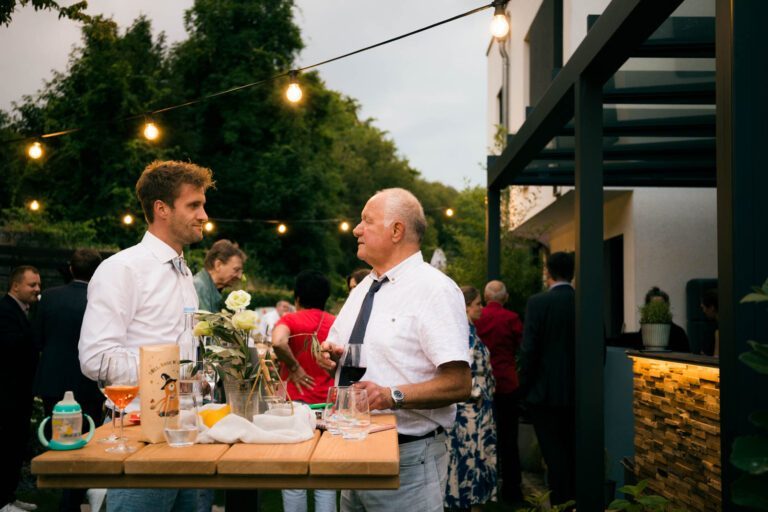 Der Empfang im eigenen Garten ermöglicht es, das Glück der Hochzeit mit den Gästen zu teilen und zu feiern.