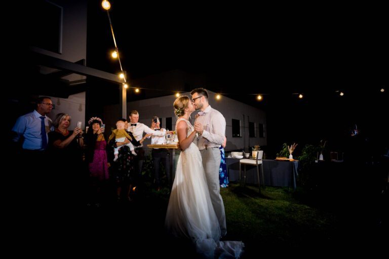 Brautpaar tanzt auf der Gartenhochzeit in Roßdorf