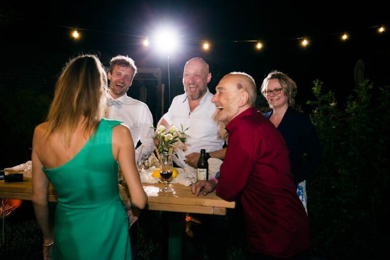 Die Party ist erfüllt von musikalischer Freude, während das Brautpaar den Abend mit einem Lächeln genießt.