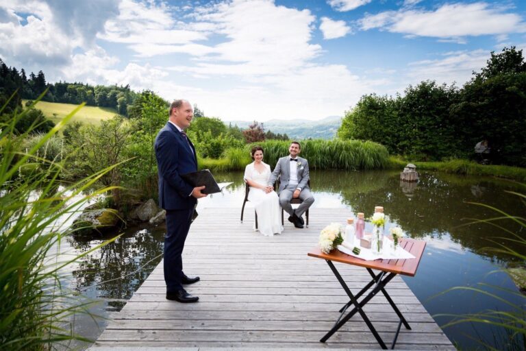 Freie Trauung auf dem Hofgut Hohenstein, Trauzeremonie mit freiem Redner am See auf dem Steg in der Kulisse des Odenwalds