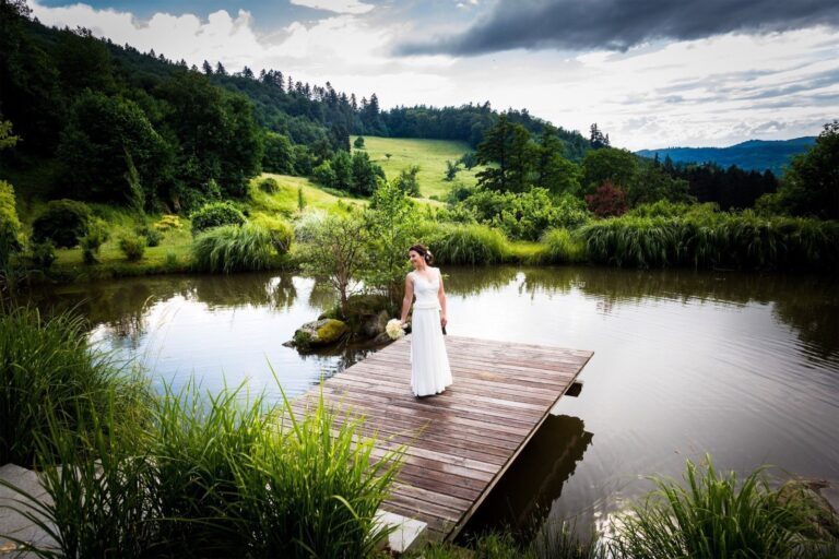 Liebevolle Blicke am Hofgutteich: Intime Momente in der natürlichen Kulisse des Teichs.