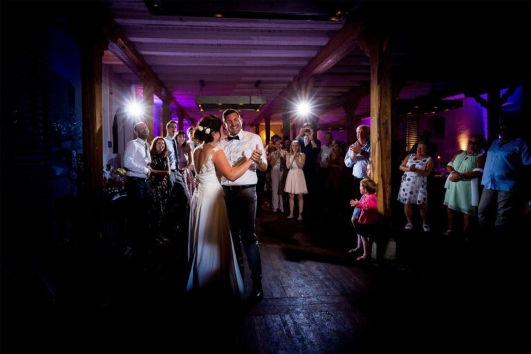 Feiernde Gäste beim Hochzeitstanz im Hofgutsaal: Stimmungsvolle Bilder der festlichen Tanzfläche.