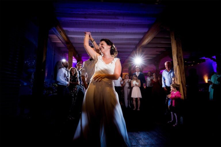 Die Braut tanzt zur romantischen Beleuchtung und voller Tanzfreude: Bilder von der ausgelassenen Hochzeitsparty am Abend.