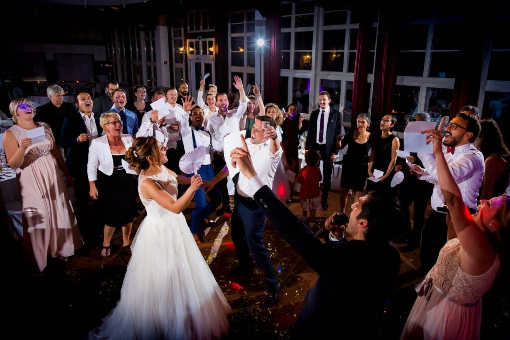 Das rhythmische Get-together auf der Tanzfläche im Landgasthof Saalburg sorgt für eine unvergessliche Hochzeitsparty.