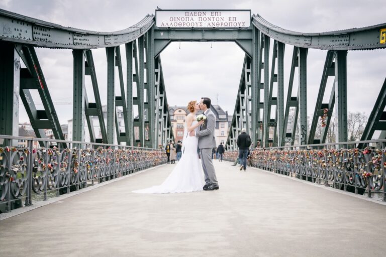 Gefühlvolle Hochzeitsportraits vor dem Römer und am Mainufer: Bilder, die die Liebe und Verbundenheit des Paares in einzigartigen Aufnahmen präsentieren.