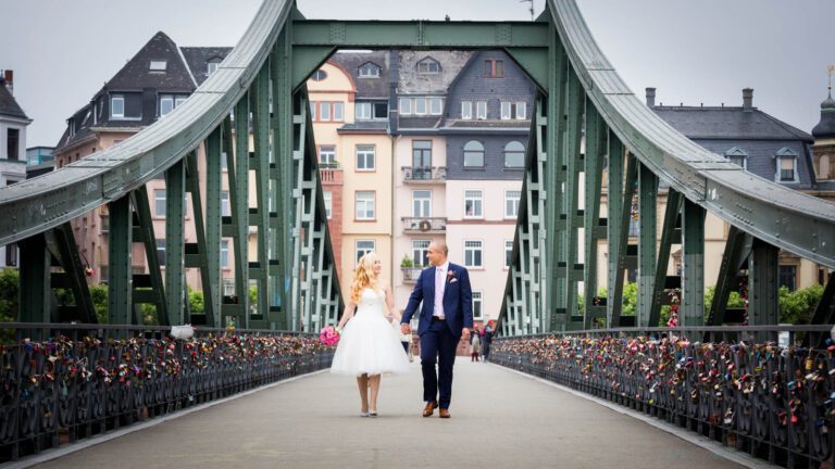 Das Brautpaar geht durch die Innenstadt über die Brücke zur Hochzeit im Römer Frankfurt.