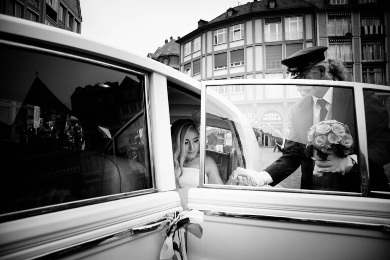 Hochzeitsdetails auf dem Platz am Römerberg: Stimmungsvolle Fotografie, die die kleinen, liebevollen Details der Hochzeit im historischen Ambiente zeigt.