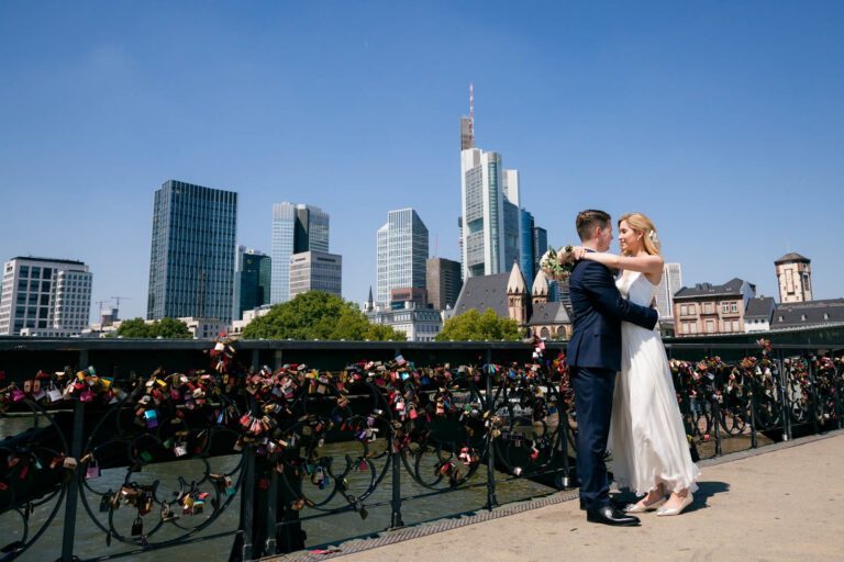 Paarshooting vor der Frankfurter Skyline am Main.