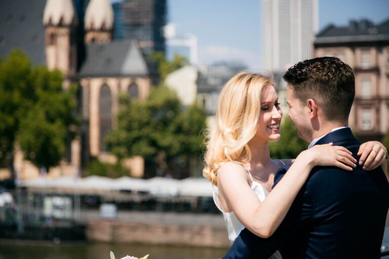 Romantisches Brautpaarshooting in Frankfurt: Authentische Fotografien, die das Paar in verschiedenen Posen vor dem Römer zeigen.