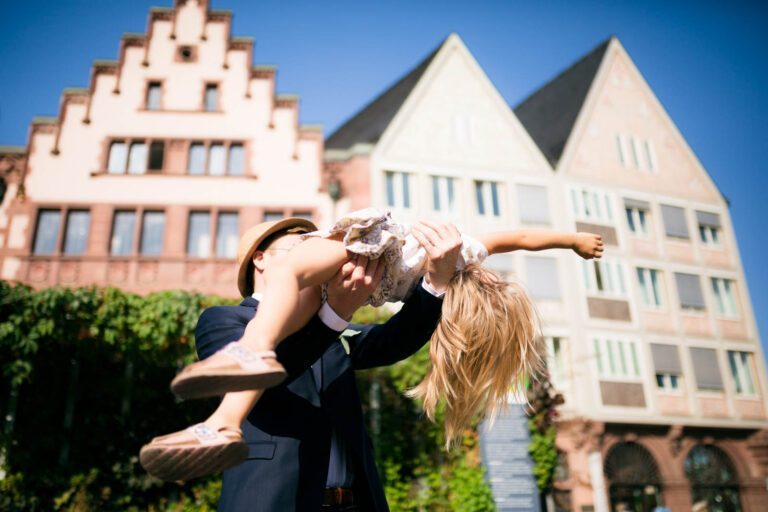 Hochzeitsgäste spielen auf einer Hochzeit in Frankfurt.