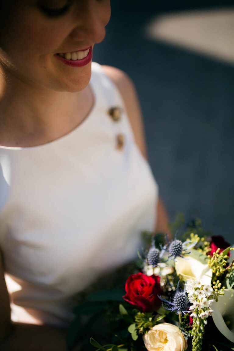 Detailaufnahme der Braut nach der Hochzeit.