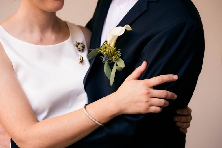 Detailaufnahme der Braut nach der Hochzeit.