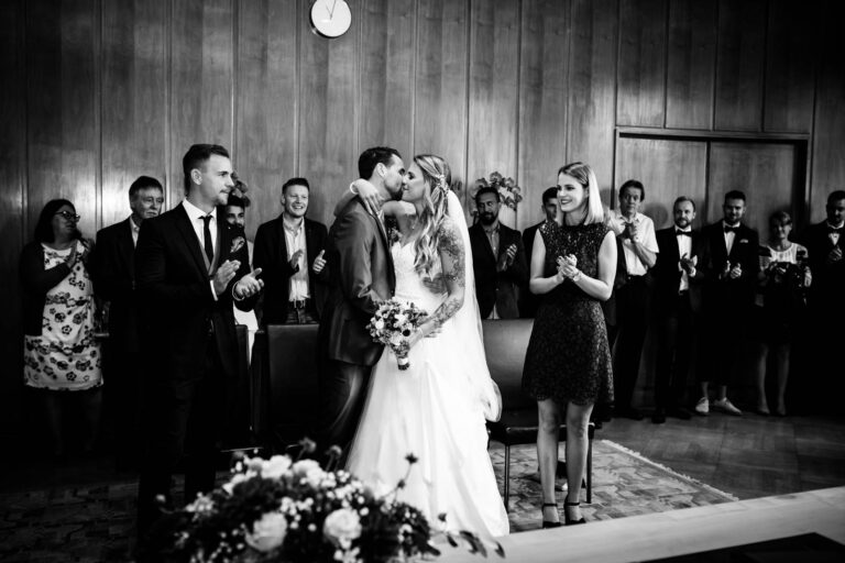 Brautkuss bei der Hochzeit im Standesamt Römerberg in Frankfurt am Main.