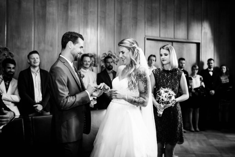 Als Hochzeitsfotografen im Römer Frankfurt machen wir Fotos von allen wichtigen Momenten.