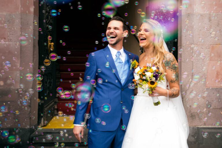 Seifenblasenregen um das Hochzeitspaar nach dem Auszug aus dem Römer Standesamt.