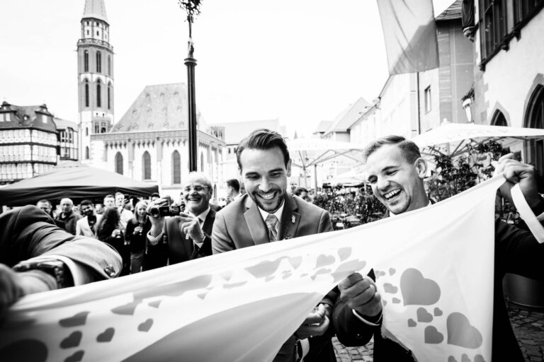 Das Brautpaar schneidet ein Herz aus bei der Hochzeit im Römer Frankfurt.