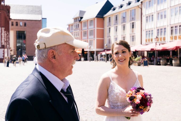 Die Braut empfängt die Gäste der Hochzeit am Römer Frankfurt.