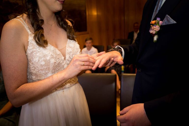 Detailaufnahme des Ringtauschs bei der Eheschließung.