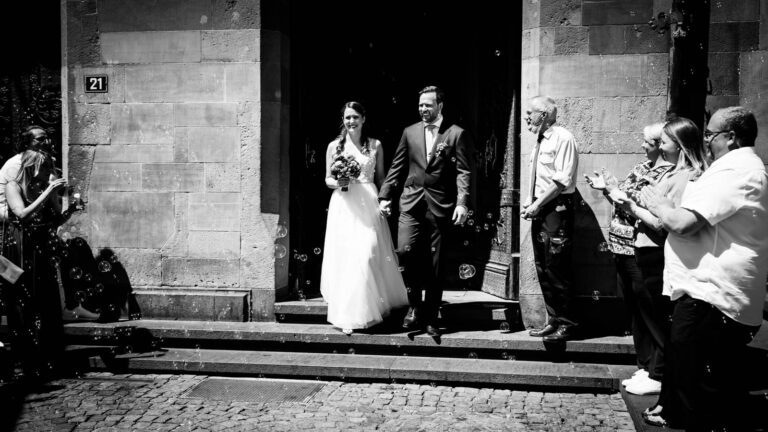 Elegantes Brautpaar vor dem Römer: Stilvolle Hochzeitsfotos, die das Paar imposant vor dem Eingang des Römers präsentieren.