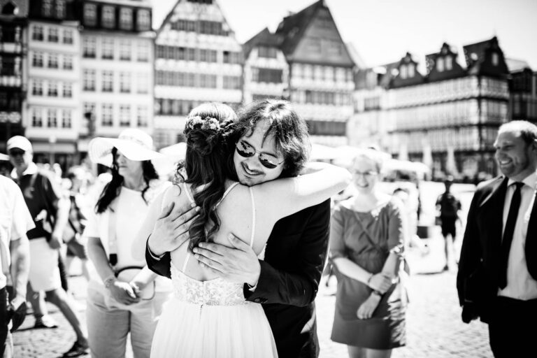 Glückliche Momente bei einer Hochzeit am Römer Frankfurt: Dokumentarische Hochzeitsfotografie, die die strahlenden Gesichter des Brautpaares und der Gäste einfängt.