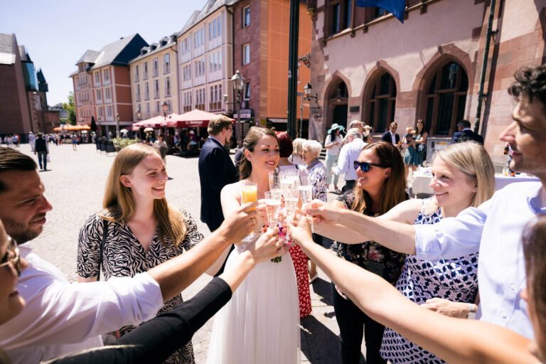 Sektempfang nach der Hochzeit im Römer Frankfurt am dem Vorplatz in der Innenstadt der Mainmetropole.