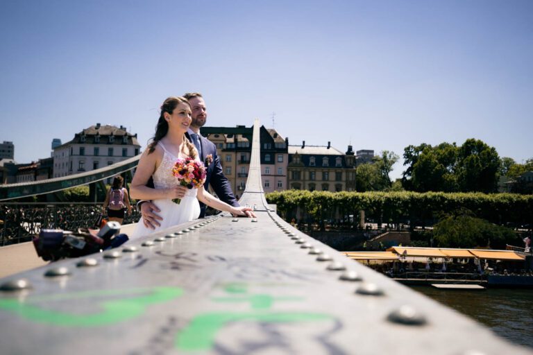 Verliebte Spaziergänge auf dem Eisernen Steg: Natürliche Fotografien, die das Paar in romantischen Momenten in der Umgebung des Römers Frankfurts zeigen.
