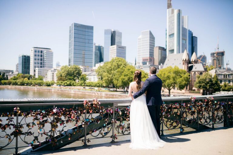 Paarshooting am Eisernern Steg übr dem Main nach einer Hochzeit im Römer Frankfurt