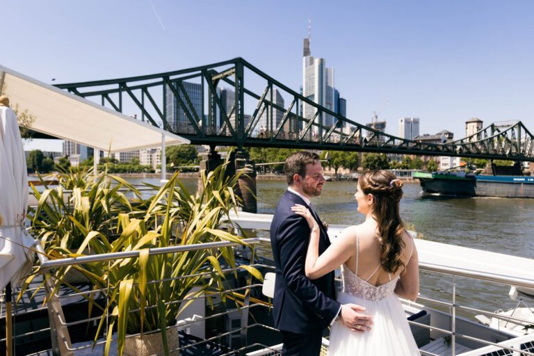 Innige Momente im Römergarten: Gefühlvolle Bilder, die die Zweisamkeit des Paares in den grünen Oasen am Mainufer in Frankfurt dokumentieren.