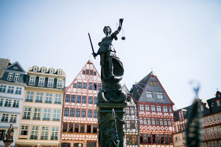 Hochzeit im Standesamt Römerberg Frankfurt am Main , Justizia Brunnen vor Fachwerkhäusern