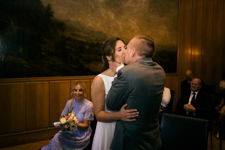 Intime Hochzeitsmomente im Römersaal: Dokumentarische Aufnahmen, die die emotionale Trauzeremonie im historischen Saal festhalten.