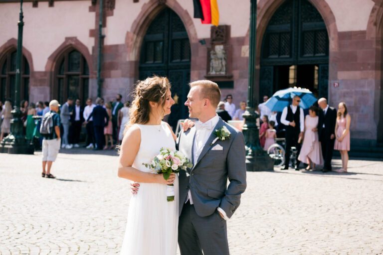 Verliebtes Brautpaar vor dem Römer: Authentische Aufnahmen, die die Liebe des Paares im historischen Ambiente zeigen.