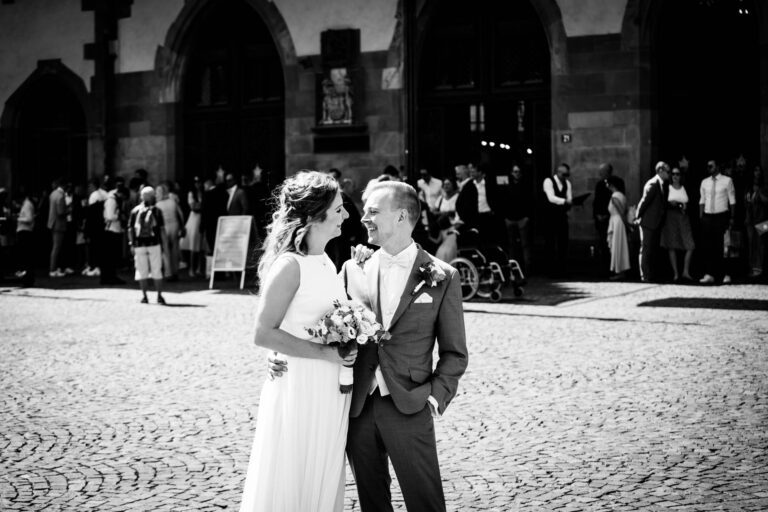 Hochzeitsküsse vor dem Standesamt: Romantische Aufnahmen, die den magischen Moment des Kusses vor dem historischen Römer festhalten.