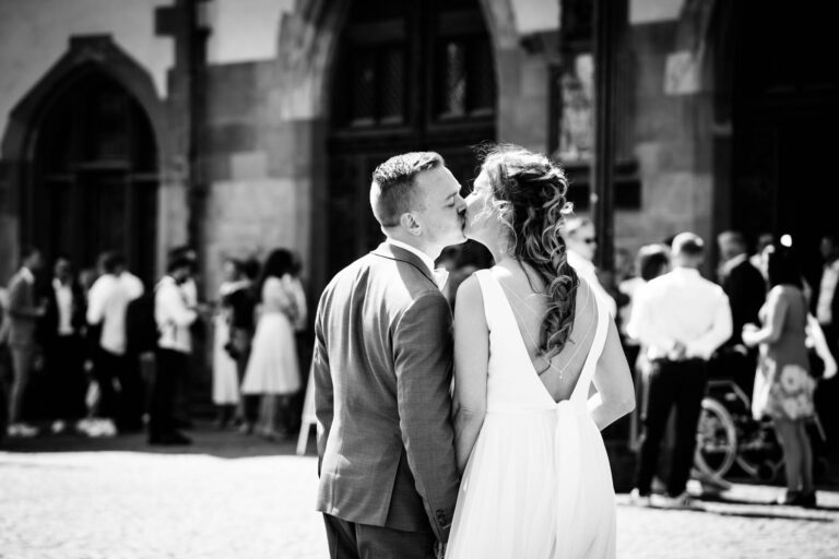 Elegantes Brautkleid im Römerhof: Stilvolle Hochzeitsfotografie, die die Braut vor dem imposanten Standesamt präsentiert.
