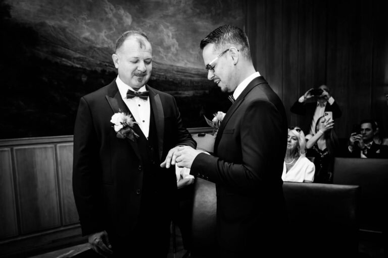 Romantischer Ringtausch bei einer gleichgeschlechtlichen Hochzeit im Römer Frankfurt.