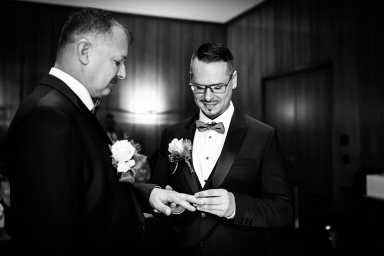 Zwei Männer heiraten im Standesamt Römer in Frankfurt am Main.