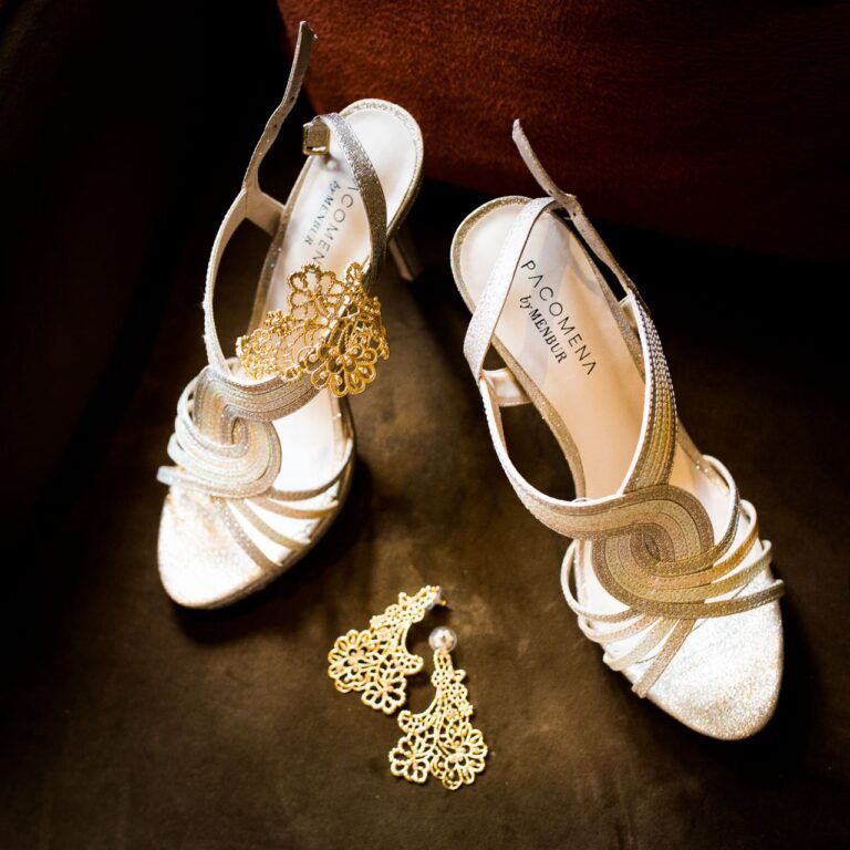 Detailfoto der Brautschuhe vor der Hochzeit