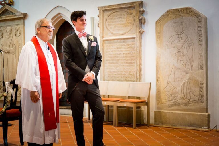 Braut wartet auf die Bräutigam in der Kirche in Eisenach