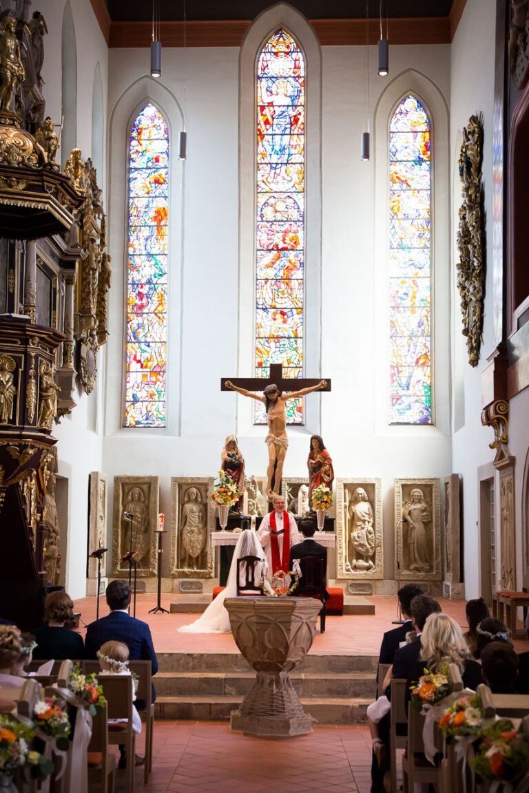 Brautpaar während der Trauzeremonie vor dem Altar
