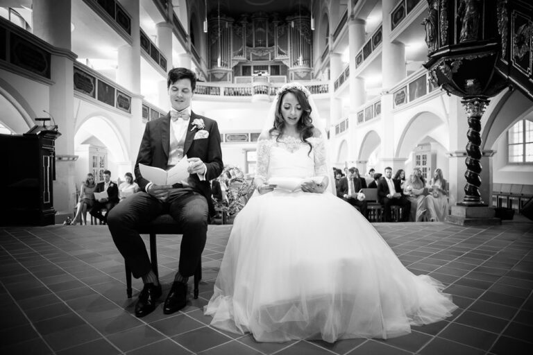 Brautpaar während der Trauzeremonie vor dem Altar
