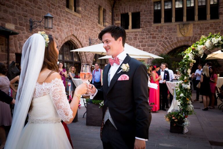 Sektempfang der Hochzeit auf der Wartburg, im Hintergrund sieht man die historischen Burgmauern