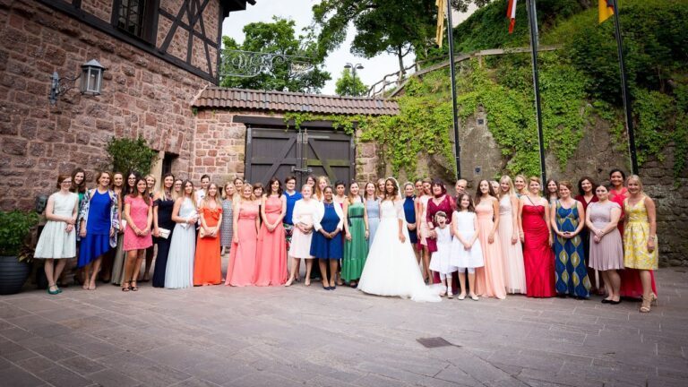 Gruppenfotos im historischen Innenhof vor dem Wartburghotel