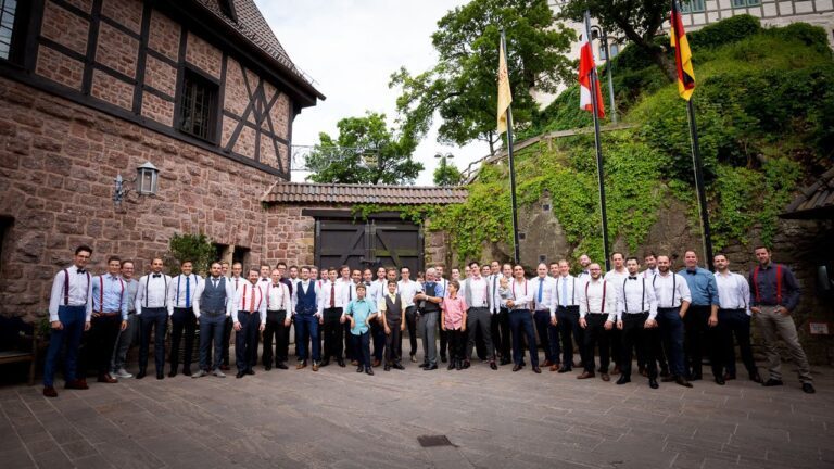 Gruppenfotos im historischen Innenhof vor dem Wartburghotel