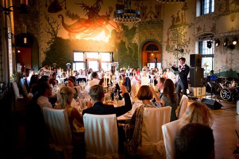 Glückliche Hochzeitsmomente im Rittersaal: Dokumentarische Bilder, die die strahlenden Gesichter des Brautpaares und der Gäste im festlichen Ambiente festhalten.