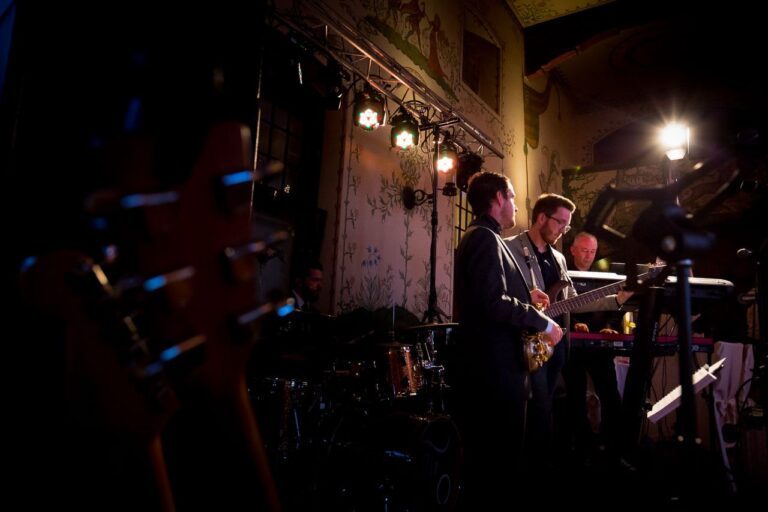 Die Band spielt zur Hochzeitsfeier auf der historischen Burg