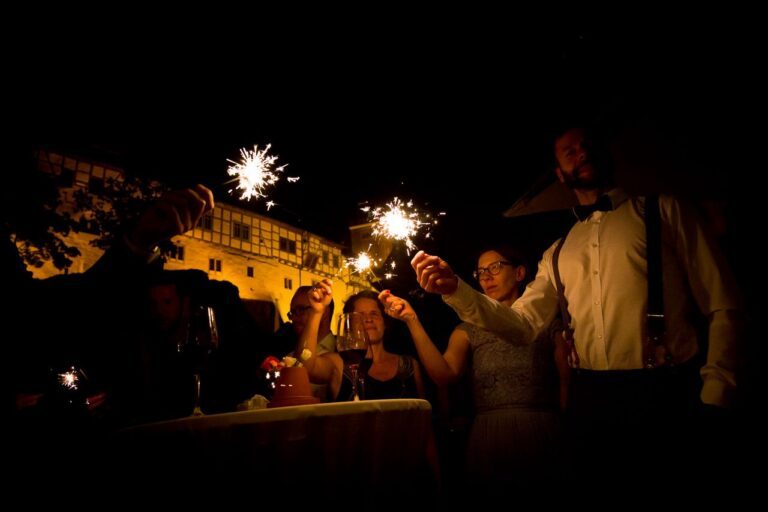 Magische Lichterstimmung auf der Wartburg: Bilder, die die romantische Beleuchtung der Burg während der abendlichen Hochzeitsfeier präsentieren.