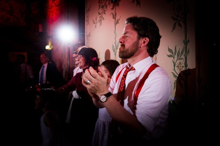 Liebevolle Blicke und innige Momente beim Hochzeitstanz: Gefühlvolle Aufnahmen, die die Intimität und Freude des Brautpaares während des Tanzes dokumentieren.